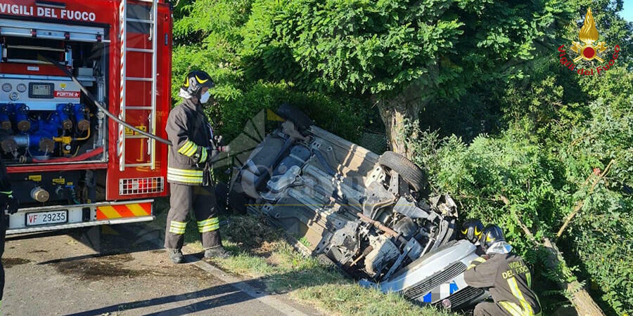 Perde il controllo dell’auto e si ribalta