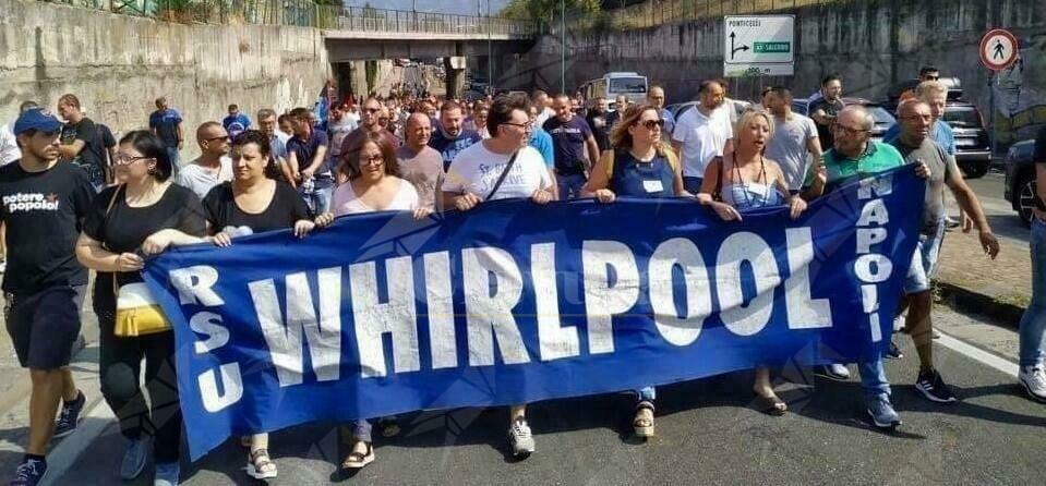 Potere al Popolo: “Il governo abbandona le lavoratrici e i lavoratori Whirlpool”