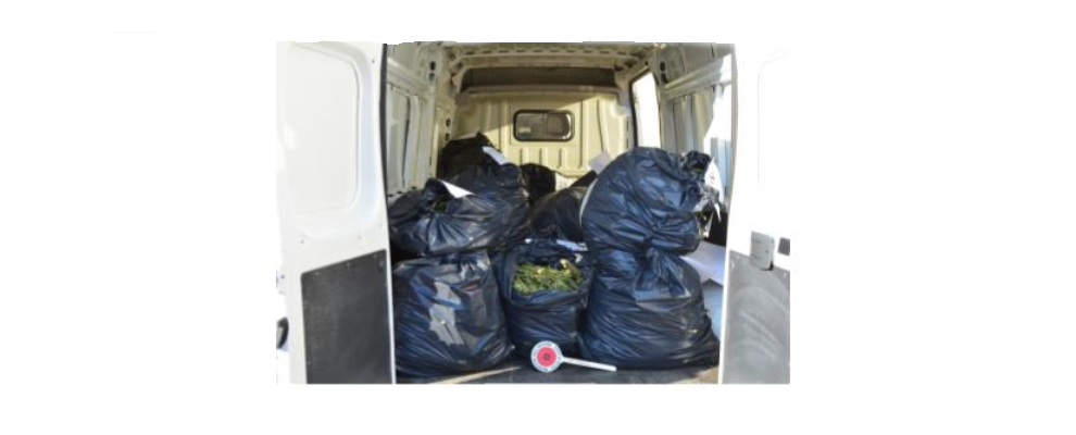 Beccati a nascondere la droga nei sacchi dell’immondizia, quattro arresti in Calabria