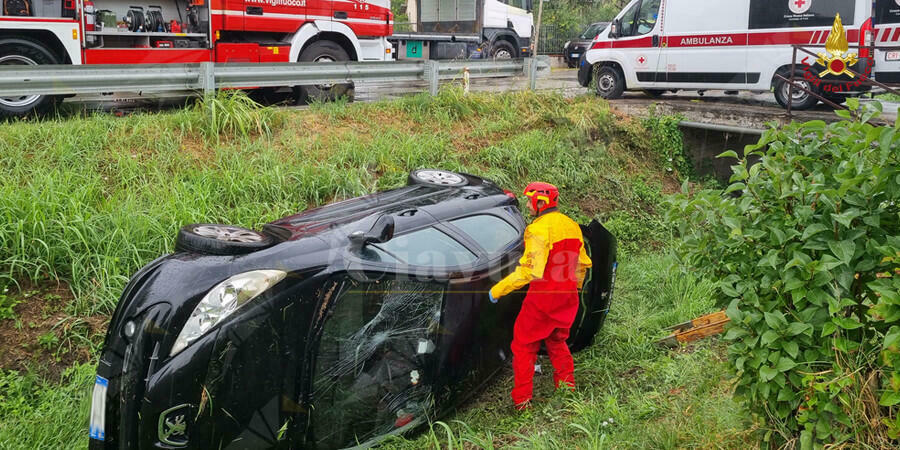 Perde il controllo dell’auto e si ribalta nel canale