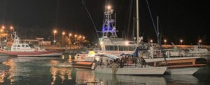 Barca con 30 migranti si incaglia a pochi metri dalla spiaggia di Brancaleone, trainata fino al porto di Roccella item-thumbnail