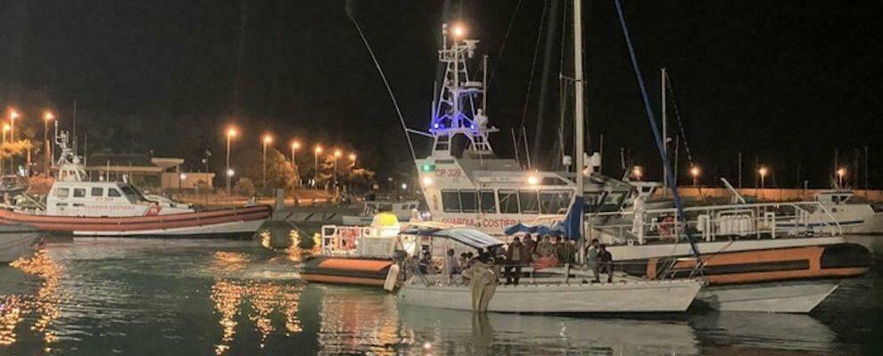 Barca con 30 migranti si incaglia a pochi metri dalla spiaggia di Brancaleone, trainata fino al porto di Roccella