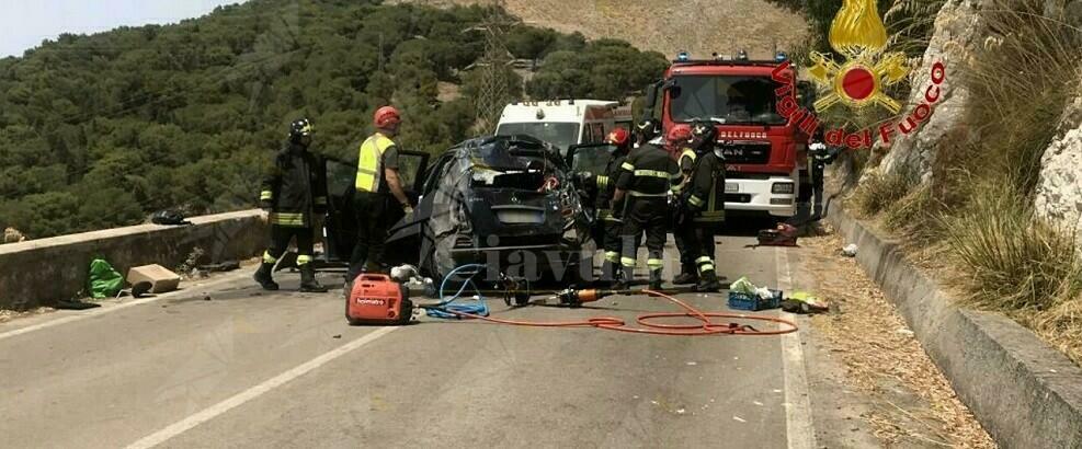 Scontro tra due auto, una precipita in un burrone