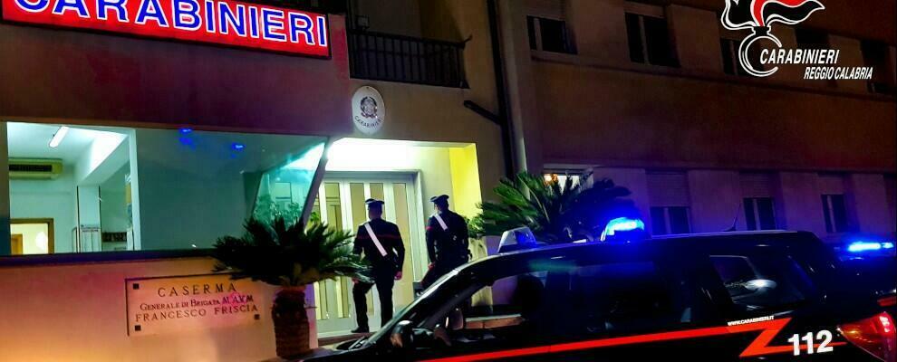 Panico a Bianco: armato di coltello aggredisce i carabinieri. Scatta l’arresto