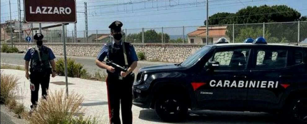 Aggredisce e minaccia di morte la madre con un coltello, un arresto nel reggino