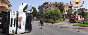 Autocisterna si ribalta nel vibonese, intervengono i vigili del fuoco item-thumbnail