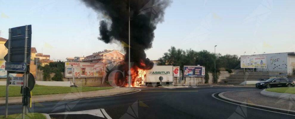 Camion in fiamme a Caulonia