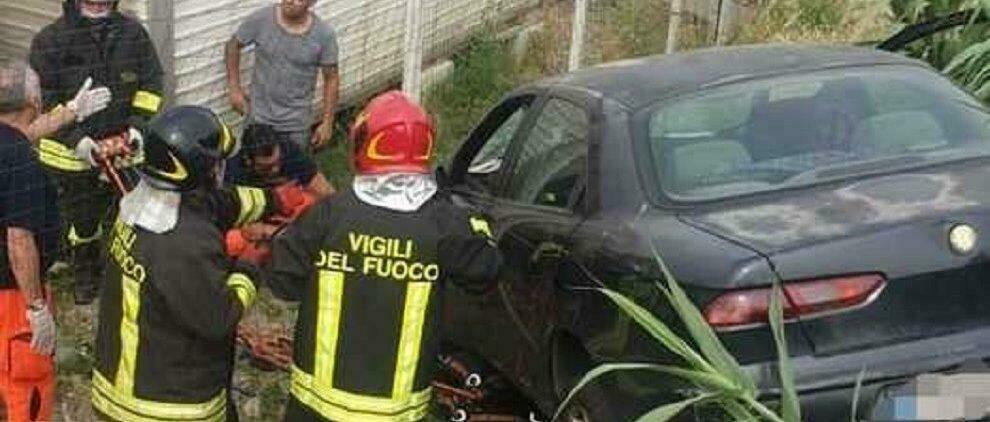 Tragedia in Calabria, travolto dalla sua auto mentre apre il cancello