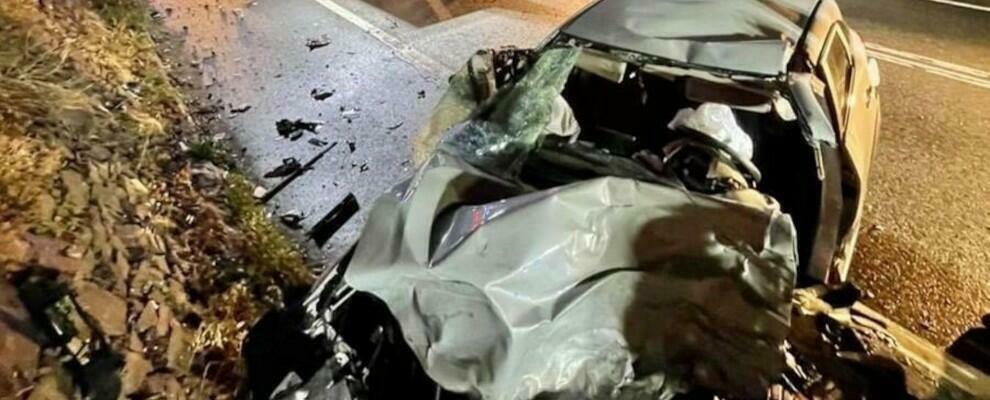 Tremendo impatto con un furgone, automobilista perde la vita in un incidente stradale