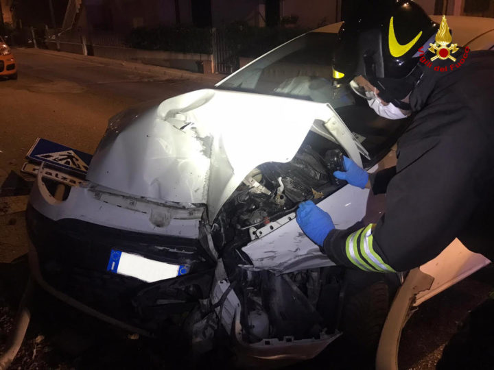 Perde Il Controllo Dell auto E Si Schianta Contro Un Veicolo 