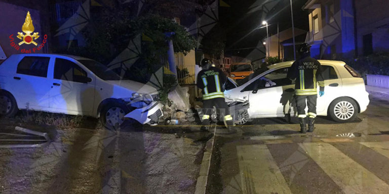 Perde Il Controllo Dell auto E Si Schianta Contro Un Veicolo 