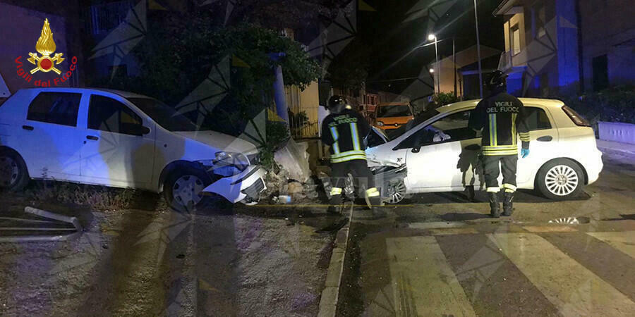 Perde il controllo dell’auto e si schianta contro un veicolo parcheggiato