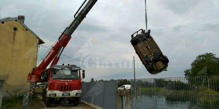 Auto finisce nel canale, recuperata dai vigili del fuoco