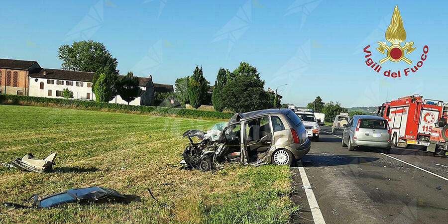 Violento scontro tra un camion ed un’auto, una persone ferita