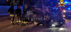 Con l’auto si schianta contro un veicolo in sosta e si ribalta item-thumbnail