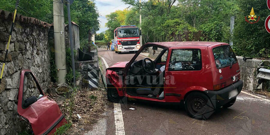 Perde il controllo dell’auto e si schianta contro un muro, ferita una donna