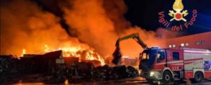Incendio in una ditta di smaltimento rifiuti nel reggino: i vigili del fuoco al lavoro da 18 ore item-thumbnail