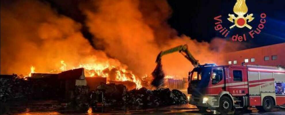 Incendio in una ditta di smaltimento rifiuti nel reggino: i vigili del fuoco al lavoro da 18 ore