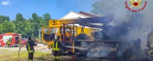 Incendio in un’officina nel cosentino, diversi mezzi distrutti item-thumbnail