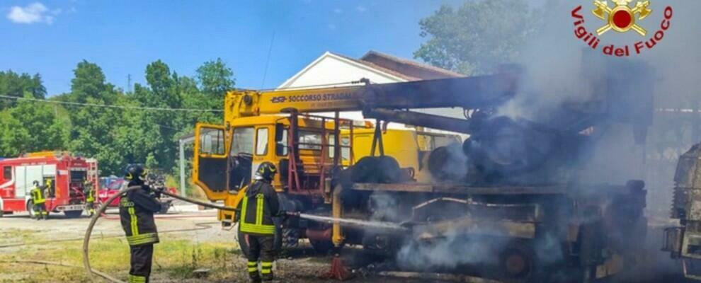 Incendio in un’officina nel cosentino, diversi mezzi distrutti