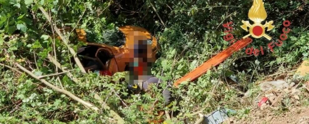 Calabria, auto finisce in una scarpata: feriti mamma e figlio