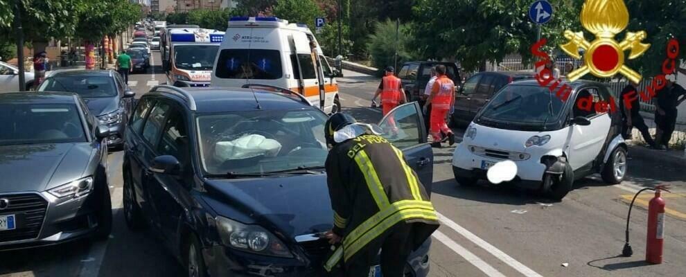 Incidente stradale nel centro cittadino, due persone ferite