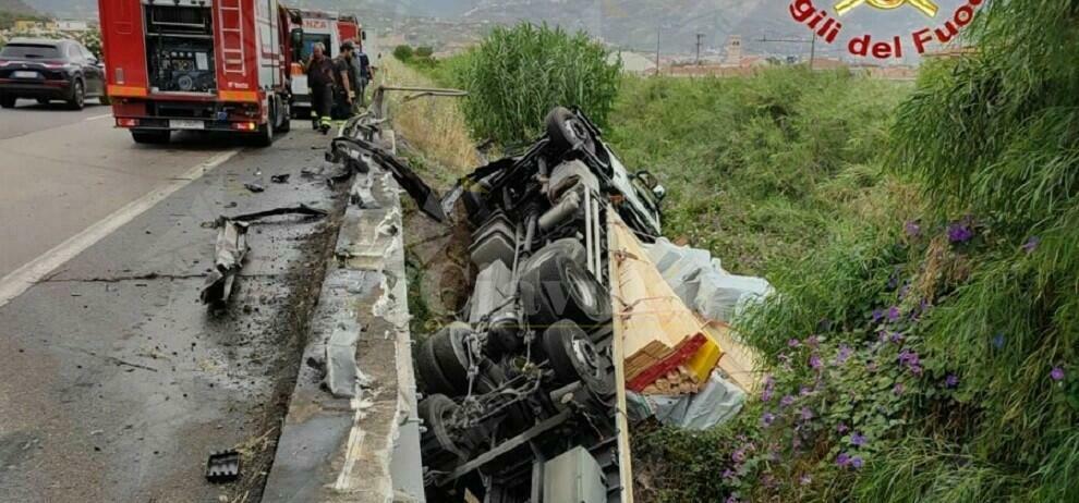 Perde il controllo del camion e precipita dal cavalcavia