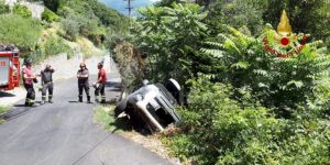 Finisce fuori strada con l’auto e rimane in bilico sulla scarpata item-thumbnail