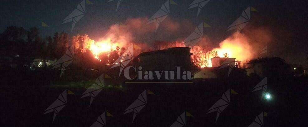 Caulonia: Vasto incendio in via Ente Sila nella notte