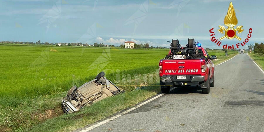 Perde il controllo dell’auto  che si capovolge in un fossato. Morto il conducente