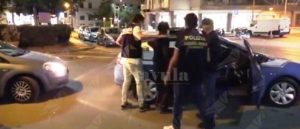 Nasconde 900 grammi di hashish nella valigia, arrestato item-thumbnail