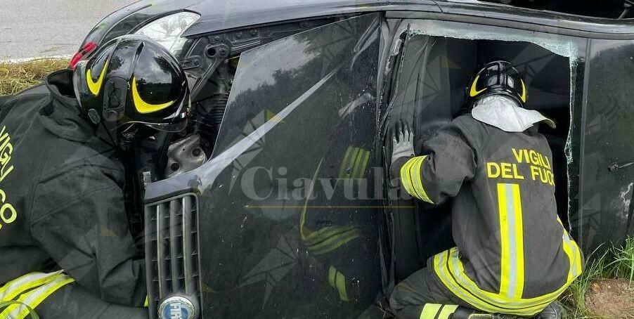 Perde il controllo dell’auto che si ribalta su un fianco, 2 persone ferite