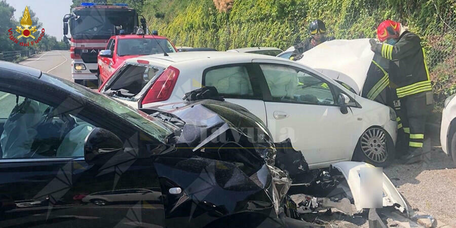 Incidente stradale tra due auto, un ferito