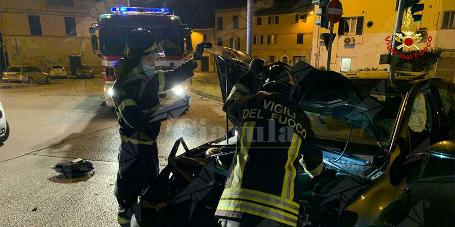 Scontro frontale tra due auto, 3 feriti