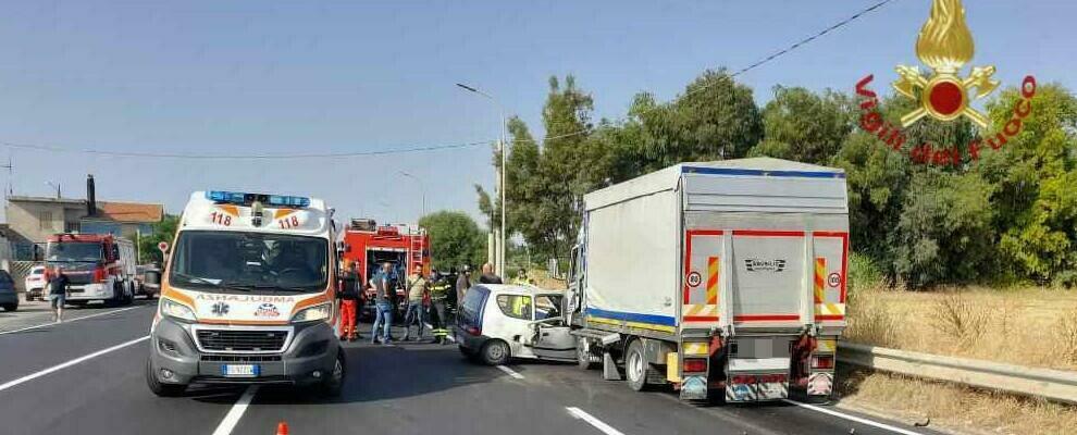 Auto contro furgone: incidente mortale sulla Statale 106 a Camini