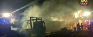 Calabria: autocarro e alcuni container in fiamme nella notte. Intervengono i vigili del fuoco item-thumbnail