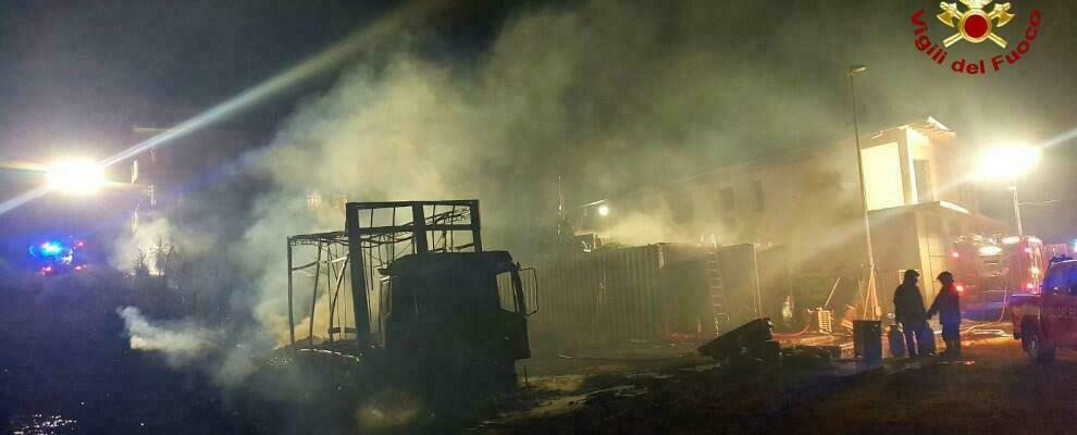 Calabria: autocarro e alcuni container in fiamme nella notte. Intervengono i vigili del fuoco