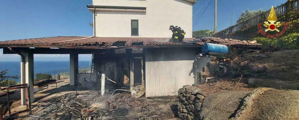 Incendio in Calabria, il forte vento spinge le fiamme verso due abitazioni