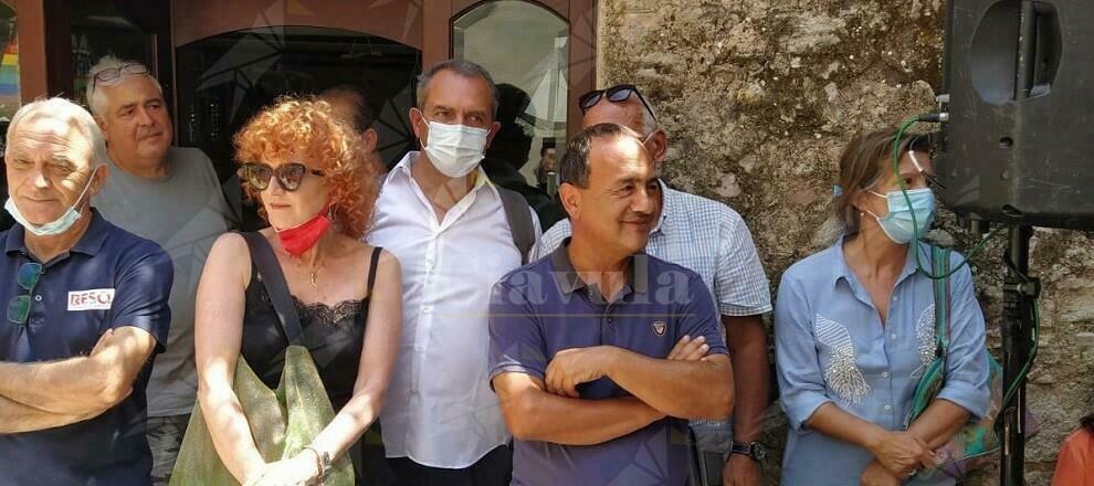 Fiorella Mannoia a Riace: Incontro con Mimmo Lucano a sostegno di “Un’altra Calabria è possibile”