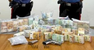 Palmi: Trovato in possesso di armi, cocaina e 450 mila euro in contanti. Arrestato un 32enne di Gioia Tauro item-thumbnail