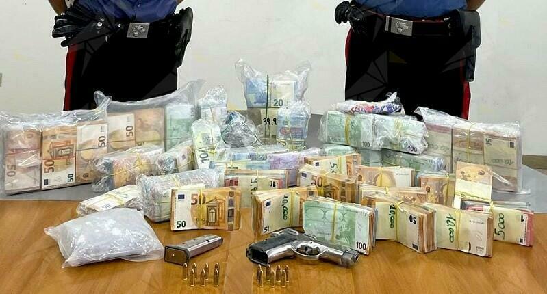 Palmi: Trovato in possesso di armi, cocaina e 450 mila euro in contanti. Arrestato un 32enne di Gioia Tauro
