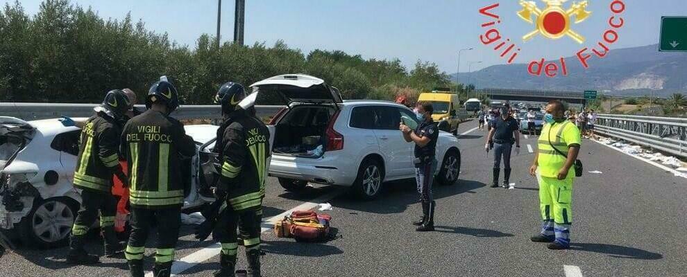 Incidente sulla A2 in direzione Villa San Giovanni, tre auto coinvolte. Feriti e traffico in tilt
