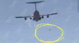 Uomini che muoiono cadendo dal cielo. Eccoli i rifugiati. Guardate, prima di vomitare il vostro odio item-thumbnail