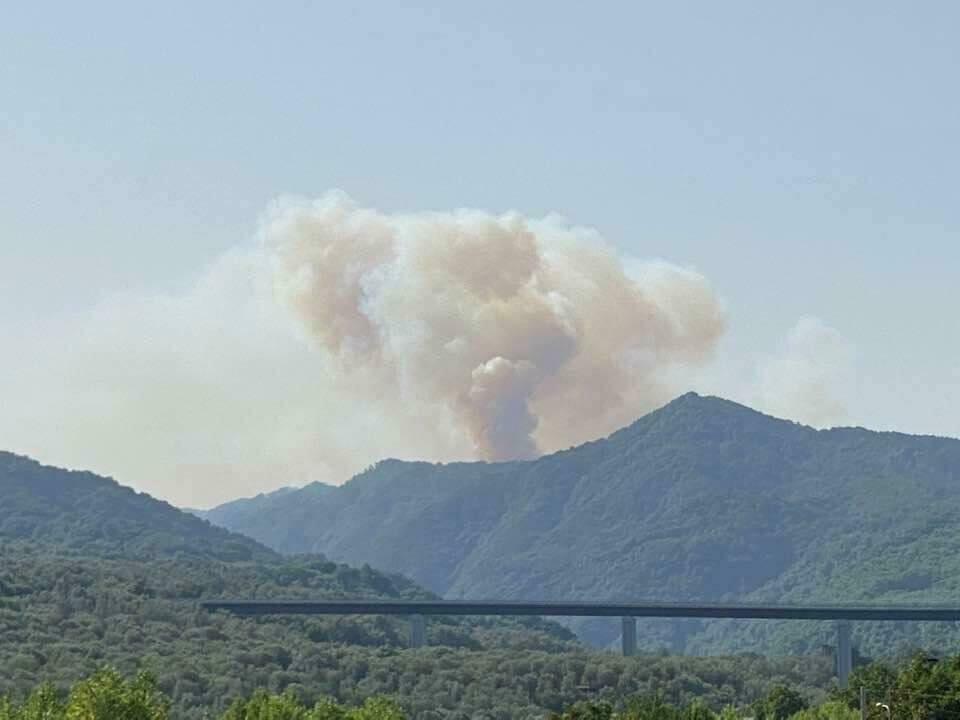 Incendi: chiusa la strada provinciale in corrispondenza della località Zomaro