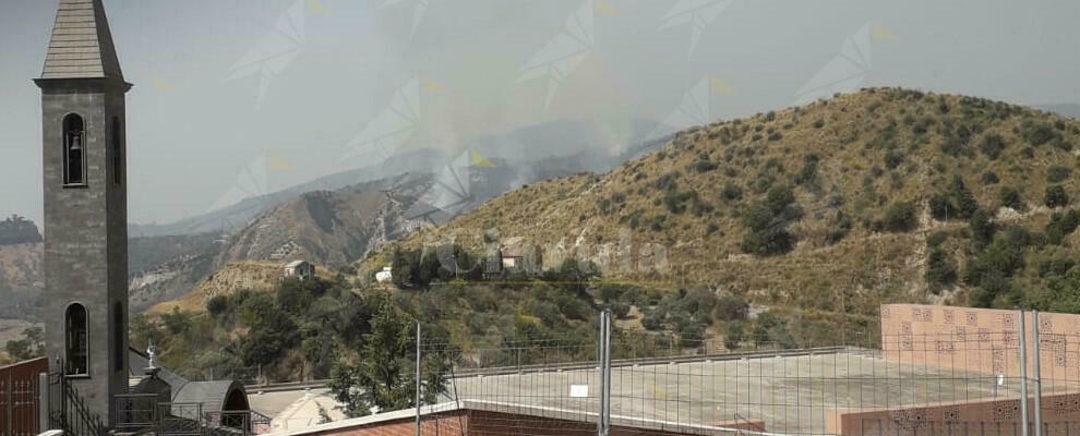 Caulonia in fiamme. In azione un canadair