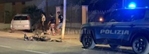 Statale 106: Motociclista di 19 anni si schianta contro un palo dell’illuminazione. E’ grave item-thumbnail