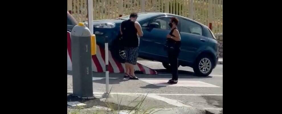 Ospedale di Locri, auto finisce contro le barriere spartitraffico