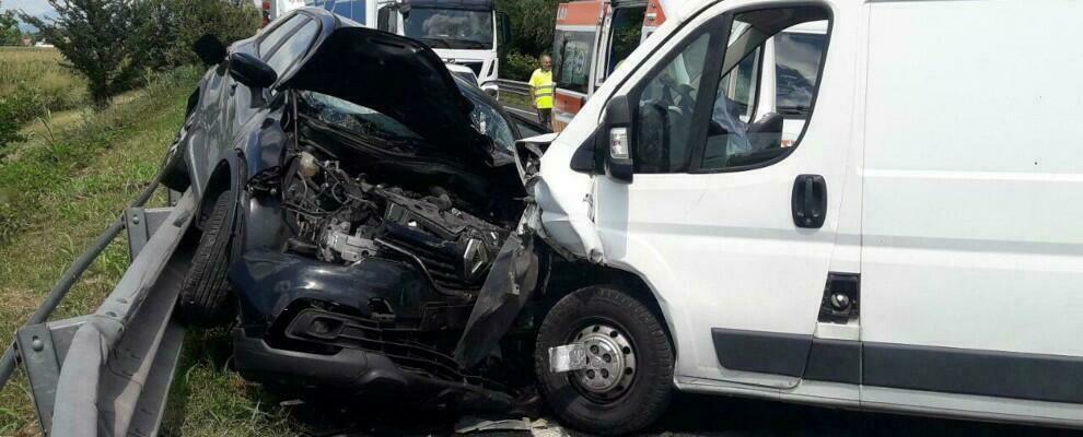 Violento scontro frontale tra auto e furgone: due feriti