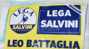 Lancia mascherine chirurgiche da un elicottero inquinando mare e spiaggia. Ennesimo colpo di genio di un esponente leghista item-thumbnail