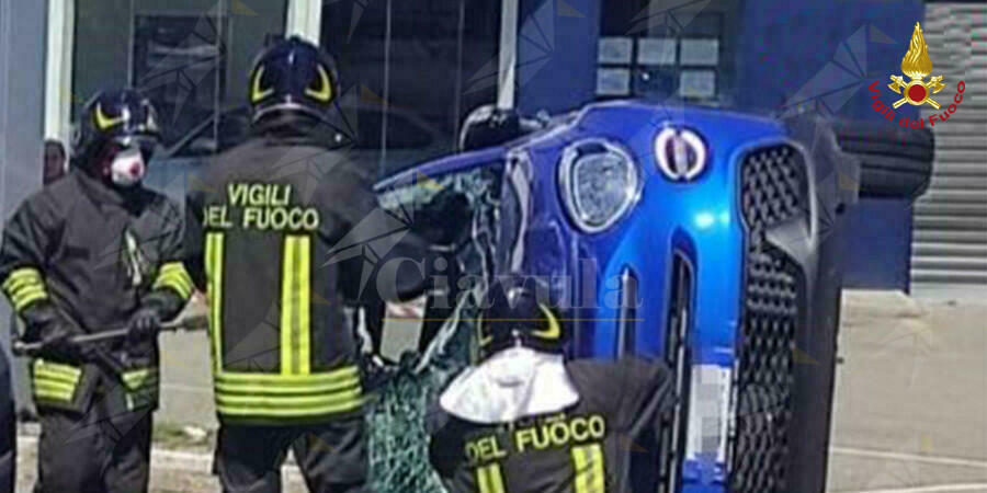 Incidente stradale tra due auto, una rimane su un fianco